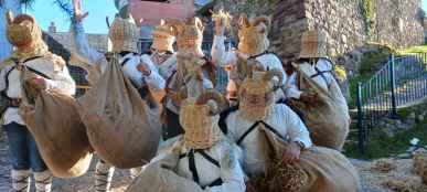 Los zarrones vuelven a recorrer las calles de Borobia en carnavales