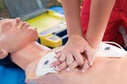 CSIF insta a todas las administraciones y empresas a que dispongan de desfibriladores 