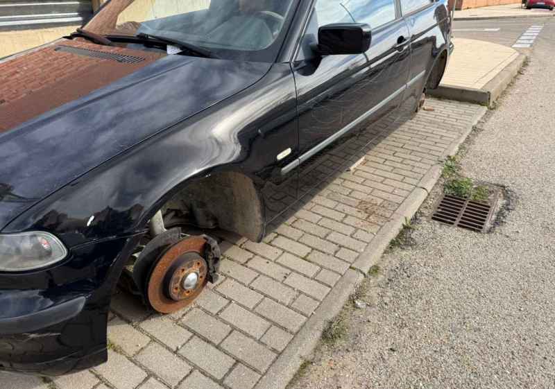 Un cementerio de vehículos decomisados en el barrio de Los Royales