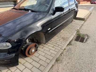 Un cementerio de vehículos decomisados en el barrio de Los Royales