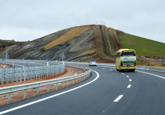 Conductor herido al chocar con mediana en A-2, en Medinaceli