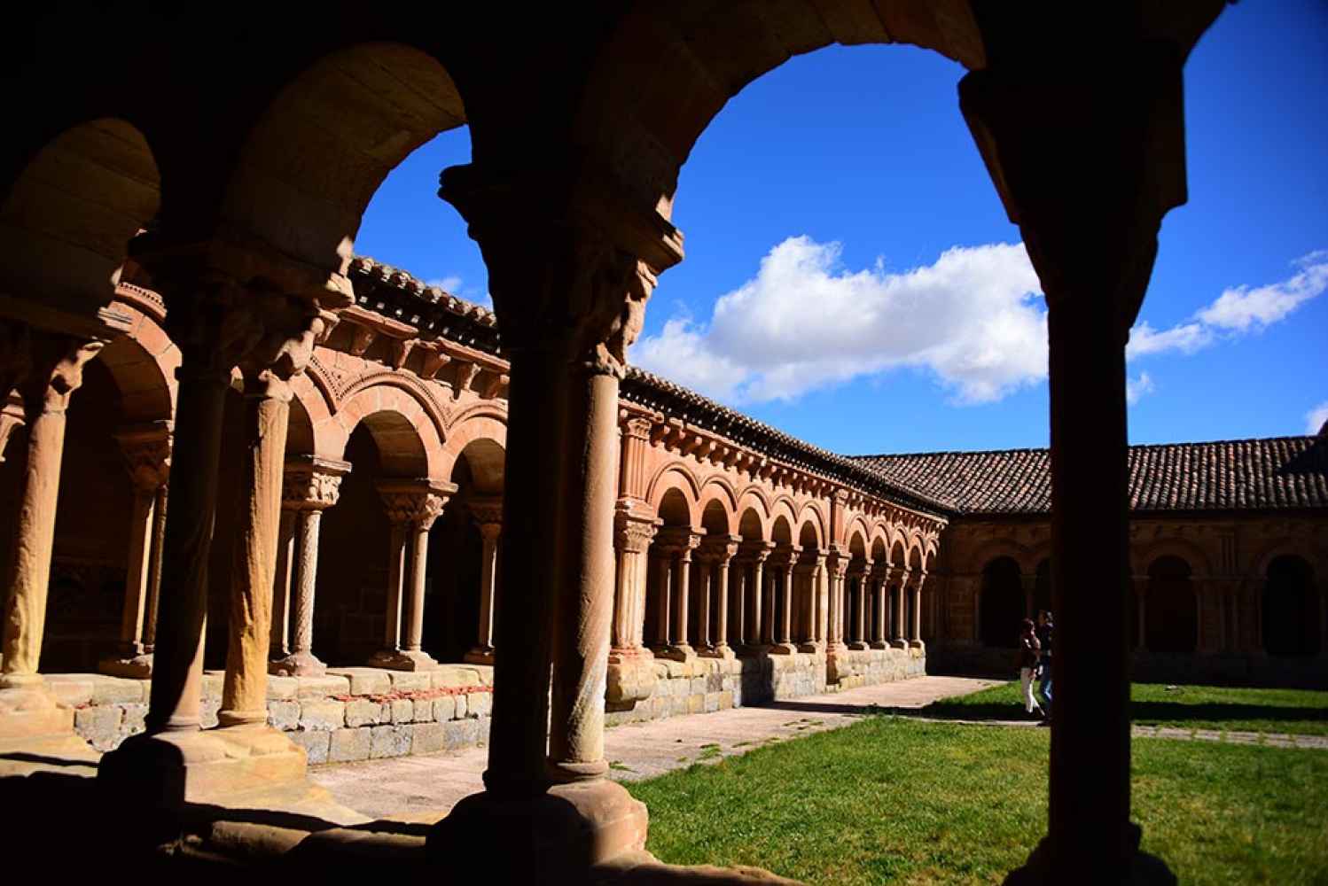 Visita al claustro de la concatedral de San Pedro, en Soria