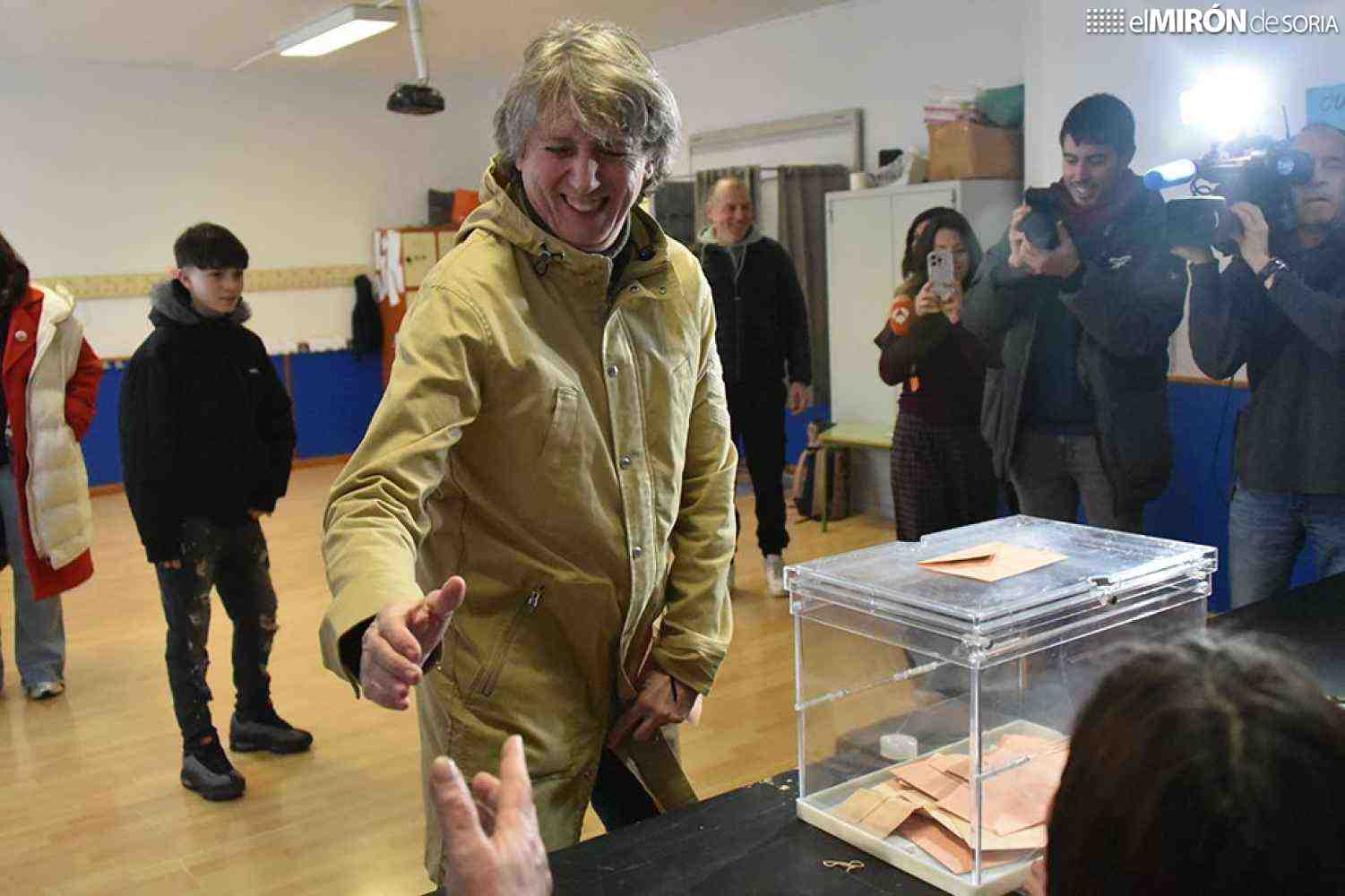 El PSOE encabeza escrutinio al 37 por ciento, con dos procuradores