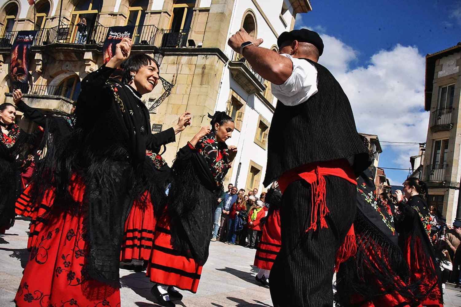 Covaleda baila su jota en la Feria del Chorizo tradicional