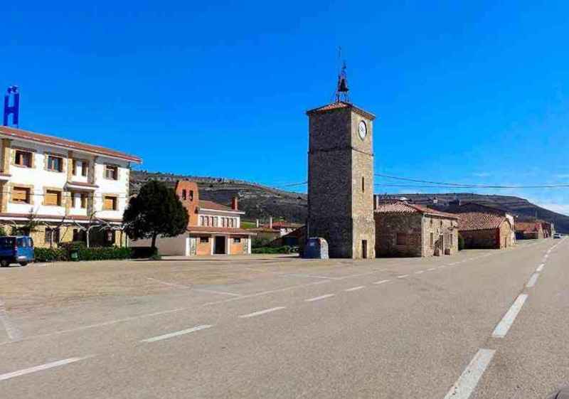 Asistido joven conductor tras salirse de calzada con su vehículo en N-122