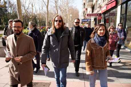 Podemos denuncia, con camión de "Demoliciones Mañueco", los destrozos del PP en Castilla y León 