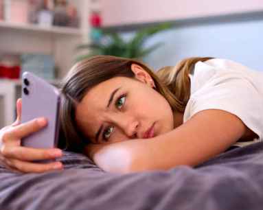 El consumo de redes sociales impacta en la autoestima de los adolescentes 