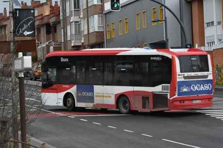 El Ayuntamiento mantiene descuentos en transporte urbano, que se pone en huelga