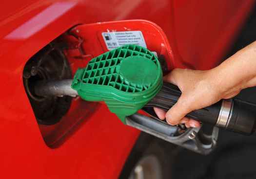 OCU insta al Gobierno rebajar el IVA de los carburantes y la energía