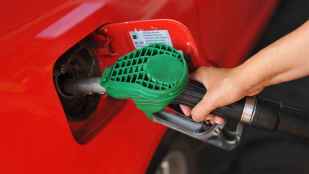 OCU insta al Gobierno rebajar el IVA de los carburantes y la energía