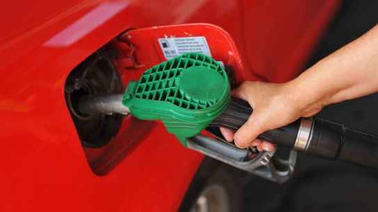 OCU insta al Gobierno rebajar el IVA de los carburantes y la energía