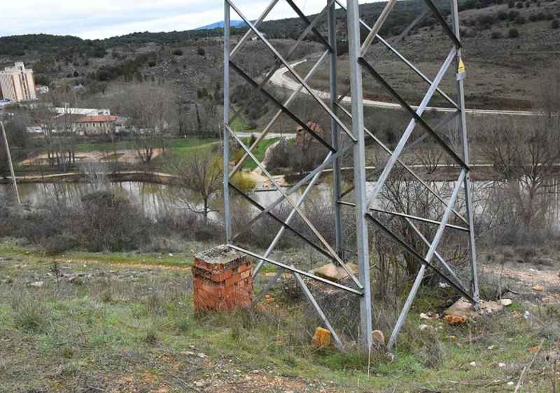 Las torres y el tendido eléctrico que afea muralla en el Mirón será retirados