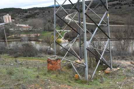 Las torres y el tendido eléctrico que afea muralla en el Mirón será retirados