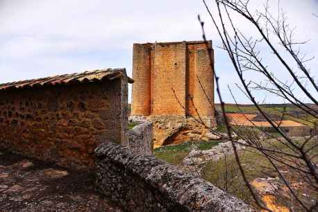 Soliedra y las ruinas de su castillo medieval dominan el paisaje en Tierra de Almazán