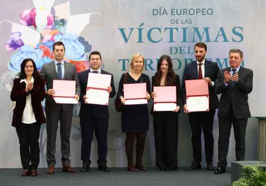 La Junta homenajea a víctimas del terrorismo y entrega premios a trabajos académicos