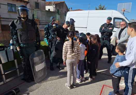 La Guardia Civil acerca su labor al alumnado del C.E.I.P. Sor María de Jesús de Ágreda