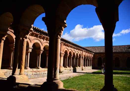 Visita al claustro de la concatedral de San Pedro, en Soria
