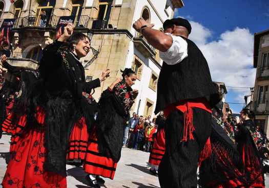 Covaleda baila su jota en la Feria del Chorizo tradicional