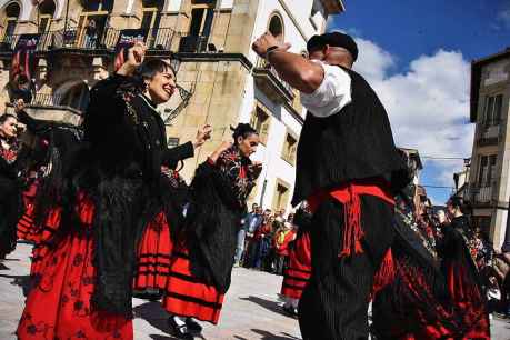 Covaleda baila su jota en la Feria del Chorizo tradicional