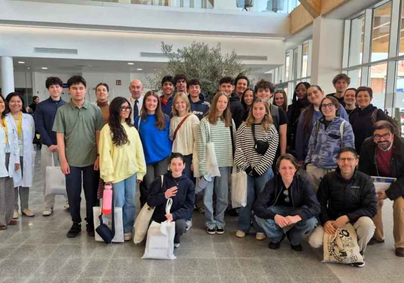 Alumnos del Phoenix Country Day School visitan el hospital Santa Bárbara de Soria