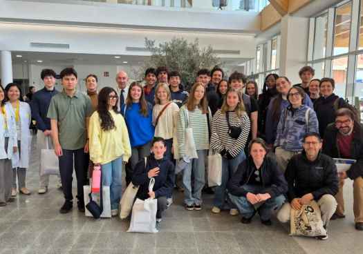 Alumnos del Phoenix Country Day School visitan el hospital Santa Bárbara de Soria