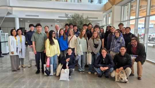 Alumnos del Phoenix Country Day School visitan el hospital Santa Bárbara de Soria