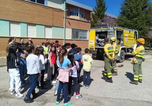 La Junta enseña a escolares de Fuente del Rey a prevenir incendios forestales