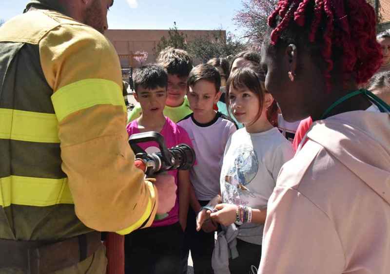 La Junta conciencia a escolares del colegio Fuente del Rey sobre prevención de incendios forestales