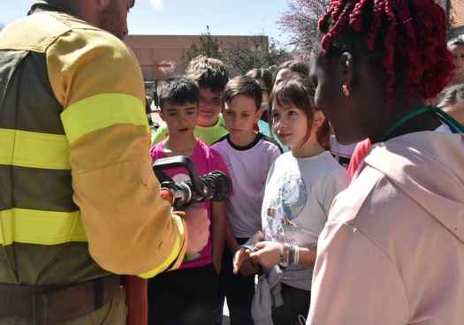 La Junta conciencia a escolares del colegio Fuente del Rey sobre prevención de incendios forestales