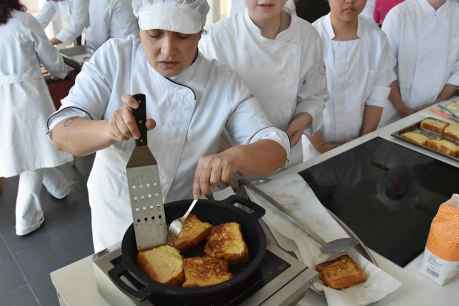 Demostración y degustación de torrijas a cargo de alumnos del CEIP La Merced, de Soria