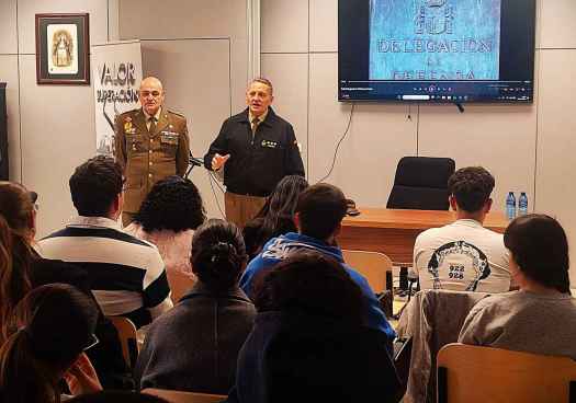 Alumnos del Campus de Soria visitan la Subdelegación de Defensa
