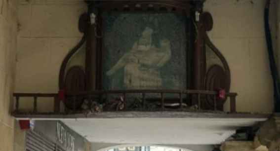 La cofradía de la Soledad bendice restaurado altar de la Virgen en El Collado