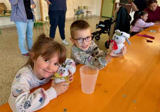 Los niños de Navaleno elaboran "Conejitos de Pascua" en un taller