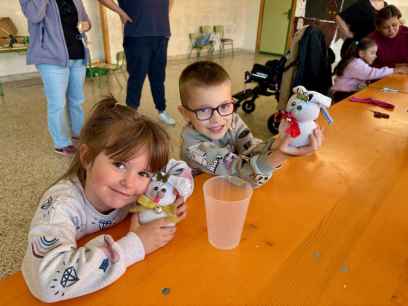 Los niños de Navaleno elaboran "Conejitos de Pascua" en un taller
