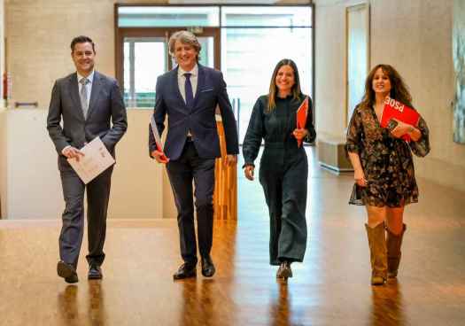 El PSOE entrega decálogo a Mañueco para convertirse en 