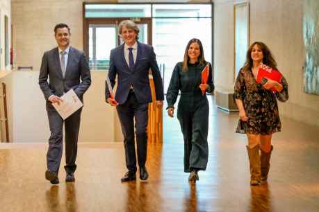 El PSOE entrega decálogo a Mañueco para convertirse en "Gobierno en la sombra"