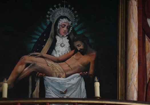 El altar callejero de la Virgen de la Soledad recupera su luz en Soria