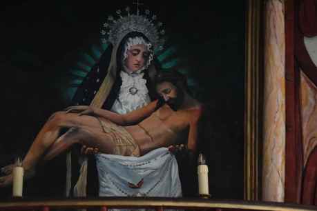 El altar callejero de la Virgen de la Soledad recupera su luz en Soria