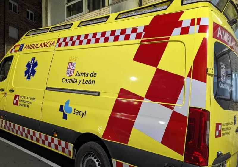 Un vehículo se sale de la rotonda de la calle Las Casas en Soria 