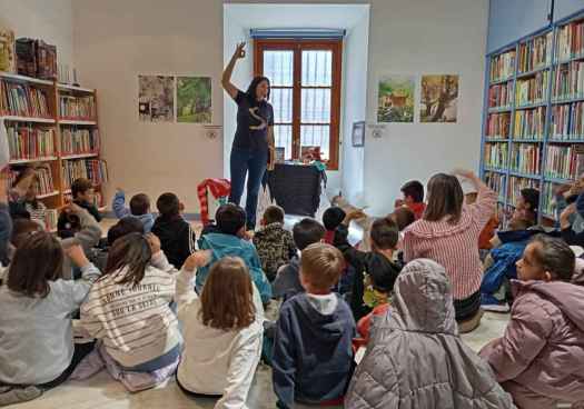 La biblioteca burgense organiza cuentacuentos para alumnos del colegio “Manuel Ruiz Zorrilla”
