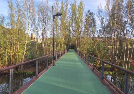 Almazán rehabilita pasarela peatonal junto al puente medieval sobre el Duero