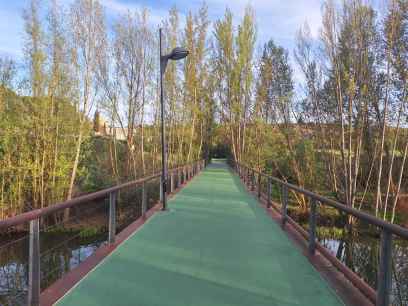Almazán rehabilita pasarela peatonal junto al puente medieval sobre el Duero