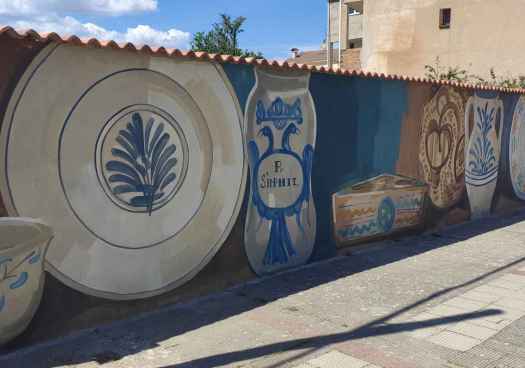 La Fundación Pedro Navalpotro inaugura mural que homenajea cerámica de Almazán