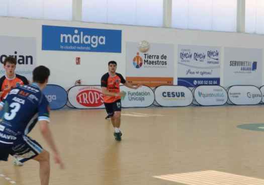 El Balonmano Soria, más lejos de salvación, tras victoria de Confía Base Oviedo
