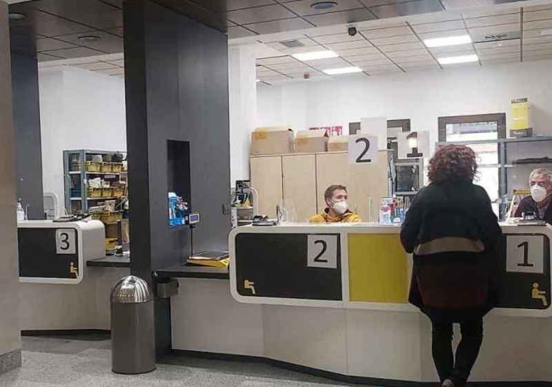 CC.OO. acusa a Correos de improvisar en regularización de migrantes