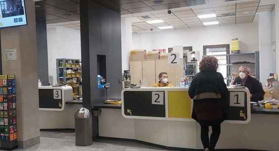 CC.OO. acusa a Correos de improvisar en regularización de migrantes