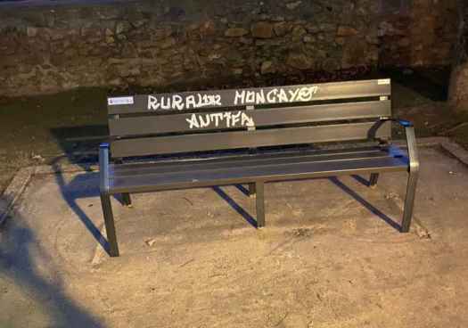 Vandalizan con pintadas mobiliario urbano de la Dehesa, en Ágreda
