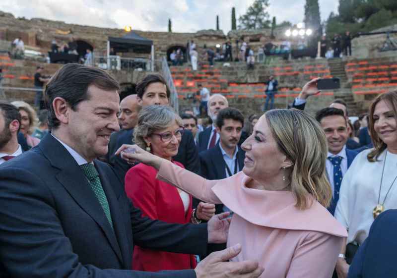 Mañueco asiste a toma de posesión de presidenta de Extremadura