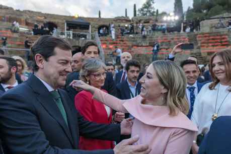 Mañueco asiste a toma de posesión de presidenta de Extremadura