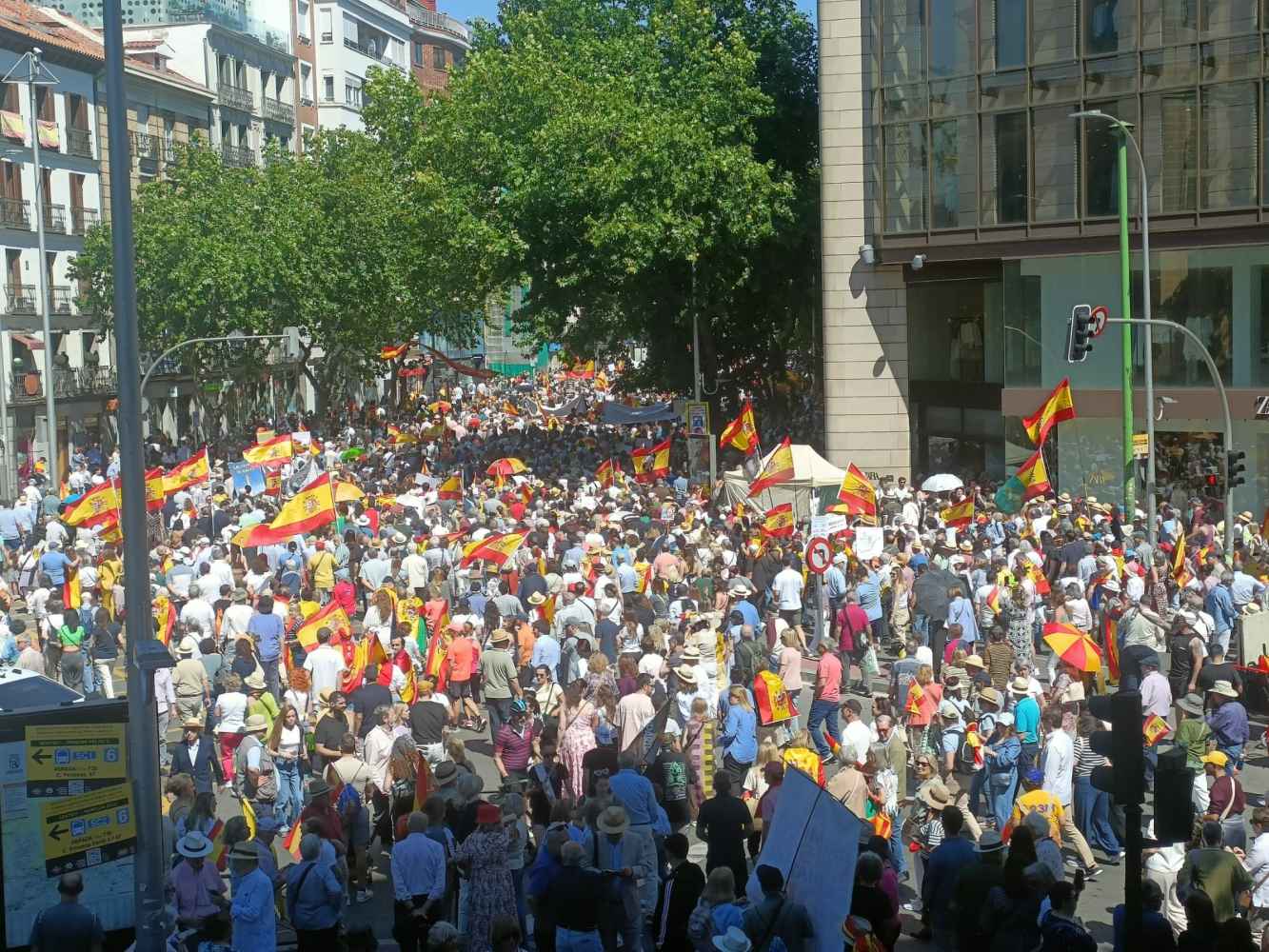 Miles de ciudadanos marchan en Madrid para exigir dimisión de Sánchez